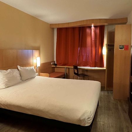 Готель Ibis Istres Trigance Екстер'єр фото