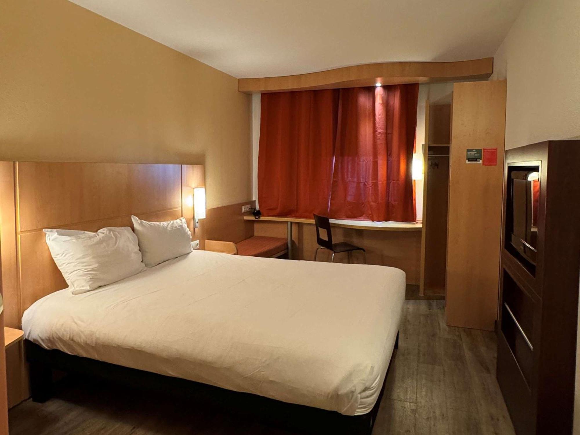 Готель Ibis Istres Trigance Екстер'єр фото