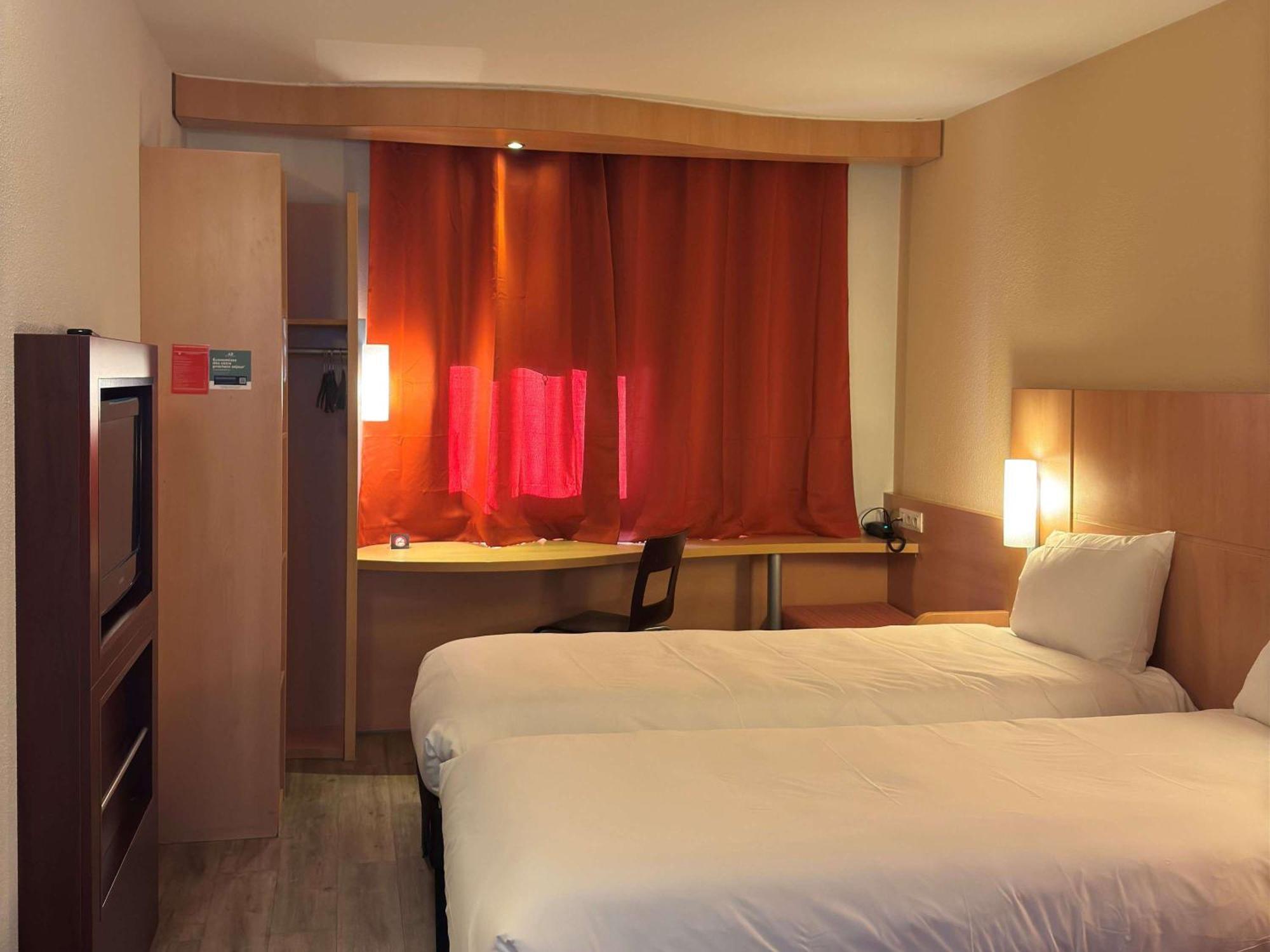 Готель Ibis Istres Trigance Екстер'єр фото